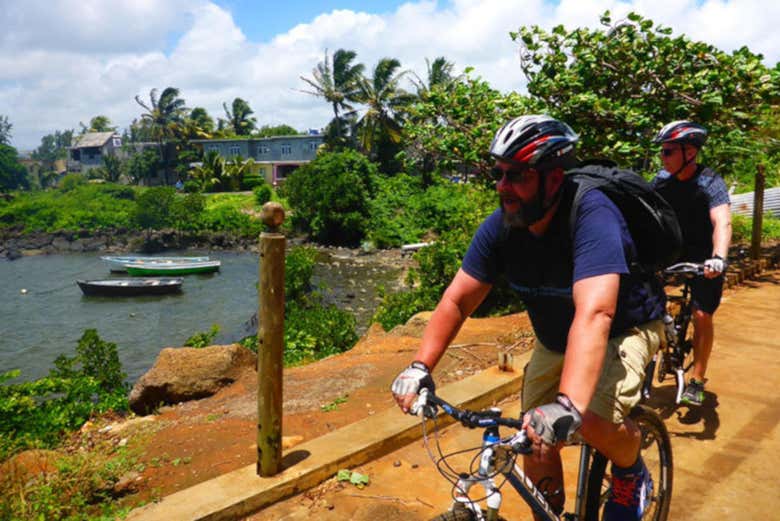 Ciclistas percorrendo o Parque Natural Bras d'Eau